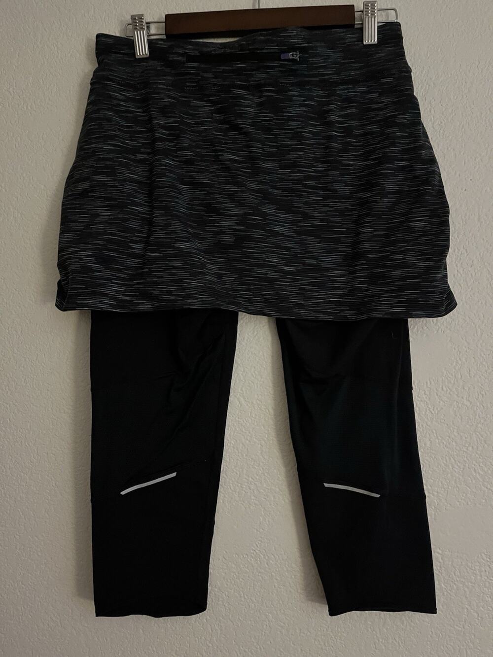 Athleta Skirted Leggings M Black White Stripe Capri Activewear